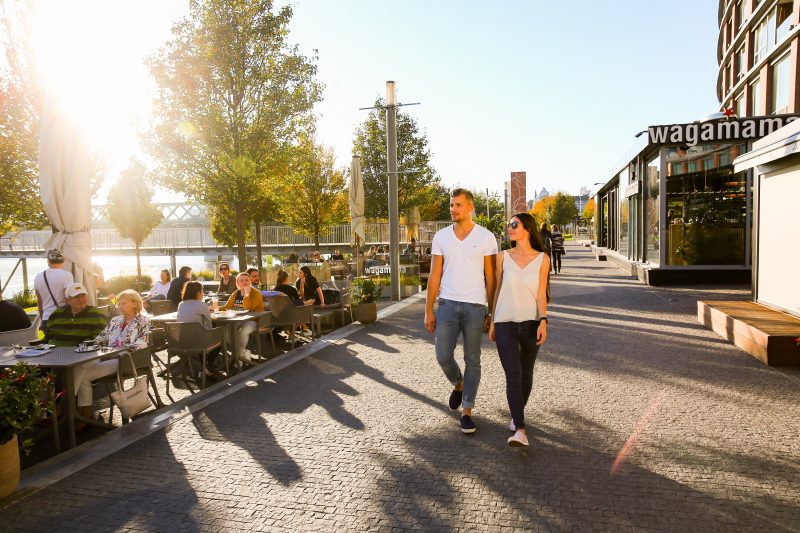 Promenade on the waterfront - Nice Life